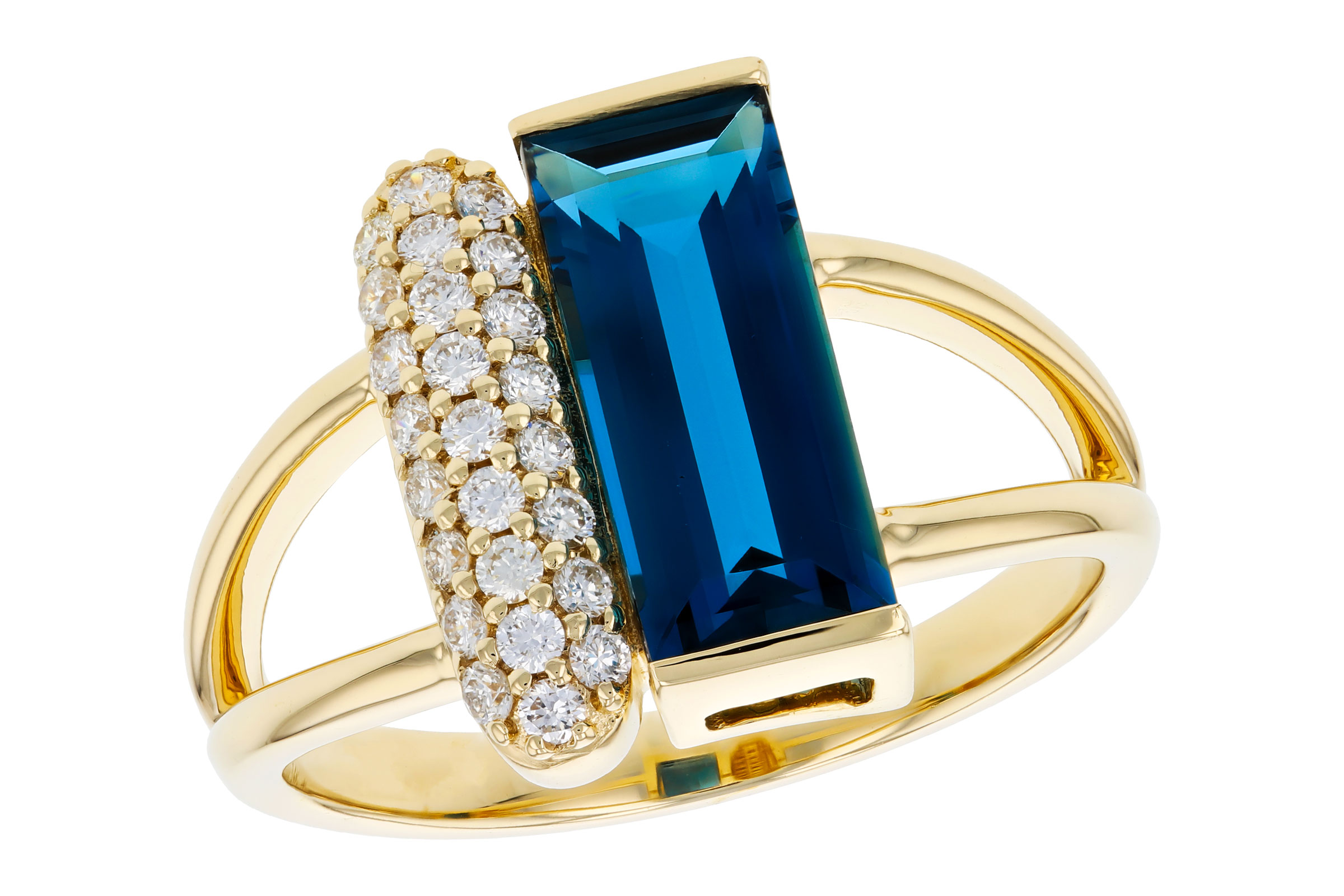 L321-65656: LDS RG 2.67 LONDON BLUE TOPAZ 2.92 TGW (12x5MM BT)